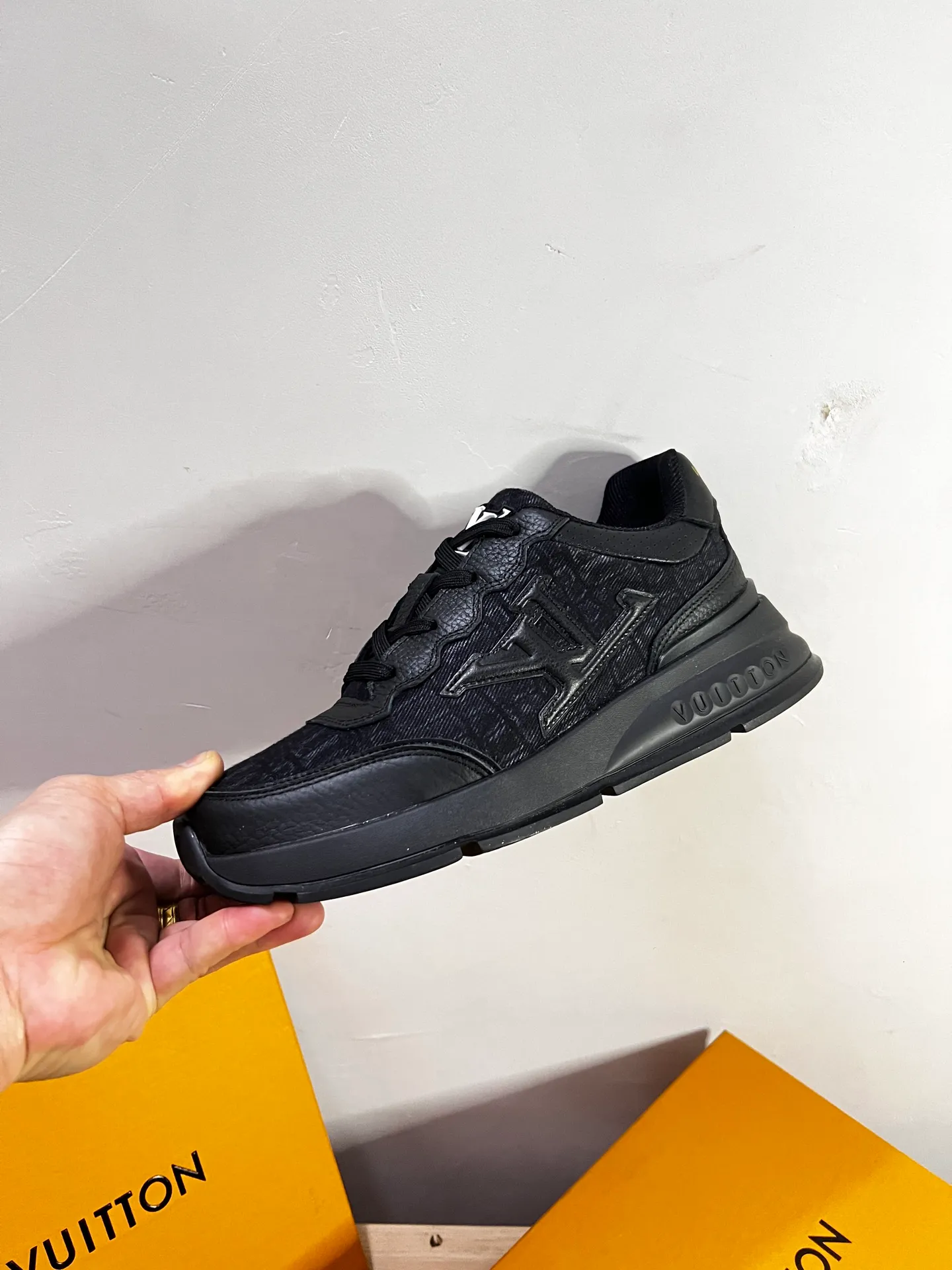Factory price: 438💰LV men's classic casual sneakers. This sneaker is made of soft cow leather and has a classic logo. The classic logo shapes the elegant upper. The thick yet lightweight rubber outsole is embossed with the Louis Vuitton logo. The padded insole and technical lining once again upgrade the comfort experience. The calfskin lining imported from Italy is high-end and comfortable, and the original outsole is light and wear-resistant! Purely handmade, details determine quality! Size: 38-45, customized 45